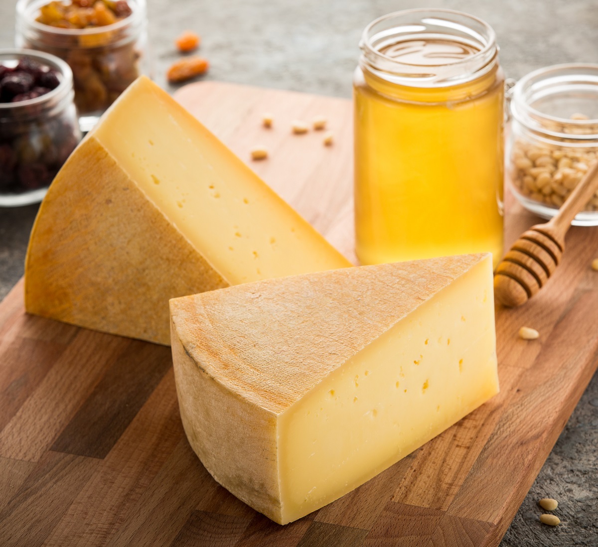 Сыр Раклет полутвердый с мытой коркой 50-60%