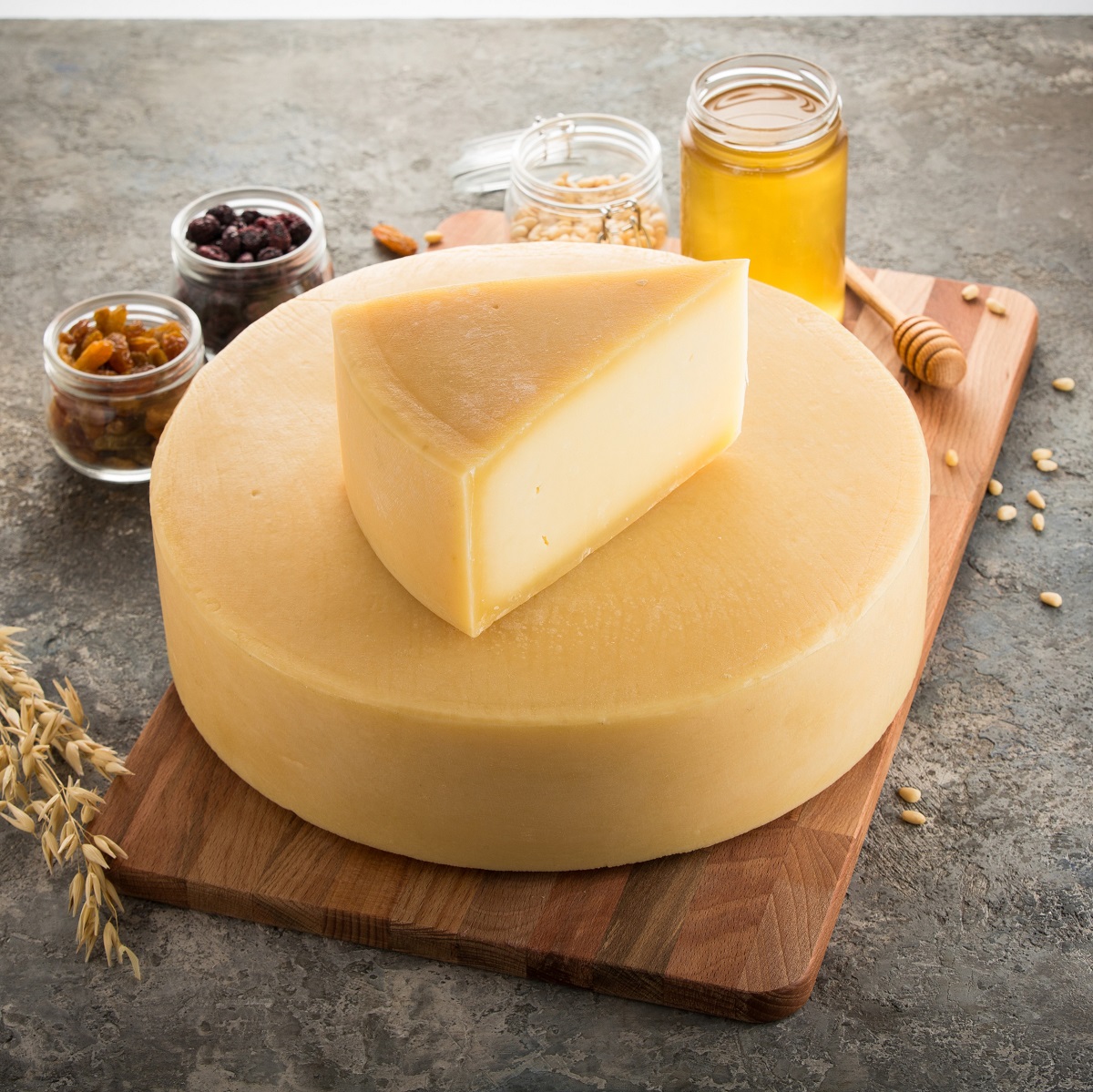 Сыр Абонданс полутвердый с мытой коркой 50-60%