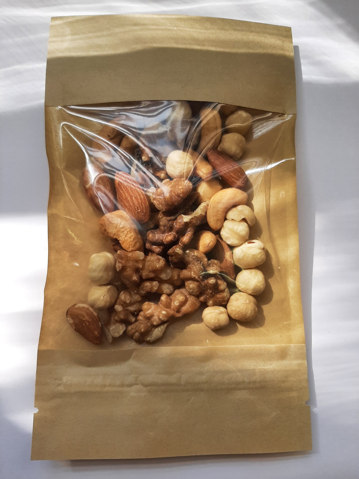 Орешки микс 50г грецкий, кешью, арахис, фундук в крафт пакетике Орешки микс 50г грецкий, кешью, арахис, фундук в крафт пакетике