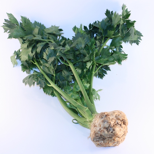 Корень сельдерея со стеблем и листьями