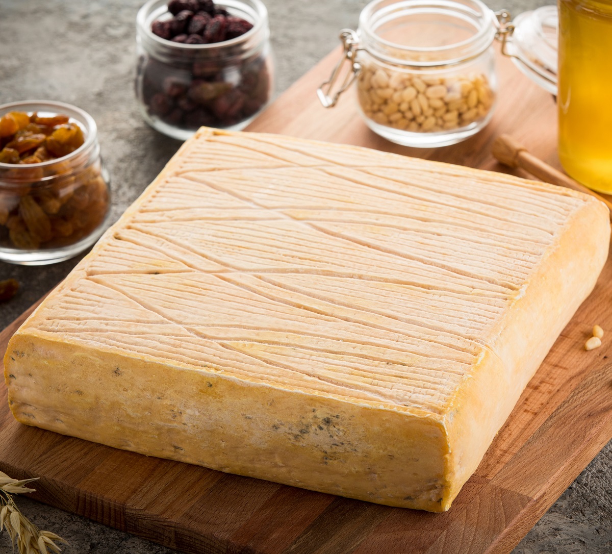 Сыр Таледжио полумягкий с мытой коркой 55% 